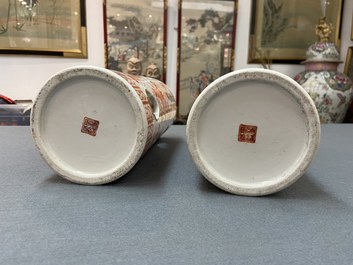 Une paire de porte-chapeaux en porcelaine de Chine en rouge de fer et dor&eacute;, marque de Tongzhi, 19&egrave;me