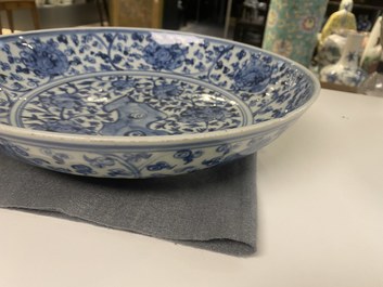 Un plat en porcelaine de Chine en bleu et blanc &agrave; d&eacute;cor d'un rocher, Ming