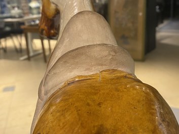 Un mod&egrave;le d'un cheval en terre cuite &agrave; gla&ccedil;ure ambre et beige, Chine, Tang