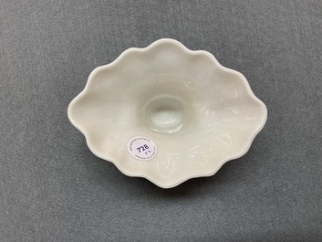Een Chinese blanc de Chine libation cup en een koraalrode met vergulding, Kangxi en 19e eeuw