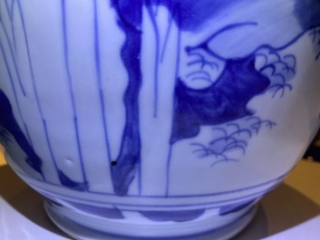 Een Chinese blauw-witte vaas met verhalend decor op houten sokkel, Transitie periode