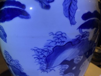 Een Chinese blauw-witte vaas met verhalend decor op houten sokkel, Transitie periode