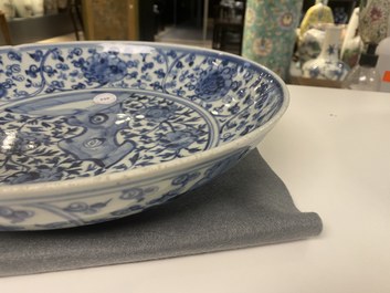 Un plat en porcelaine de Chine en bleu et blanc &agrave; d&eacute;cor d'un rocher, Ming