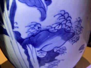 Een Chinese blauw-witte vaas met verhalend decor op houten sokkel, Transitie periode