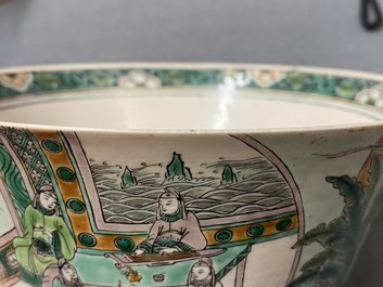 Un bol en biscuit &eacute;maill&eacute; vert sur socle en bois, Chine, 19&egrave;me