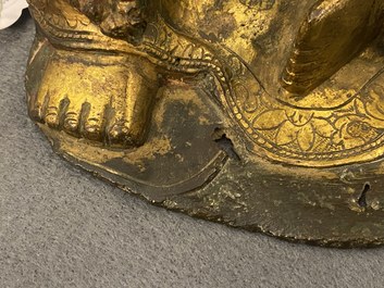 Une figure de Bouddha assis en bronze dor&eacute;, Chine, Ming