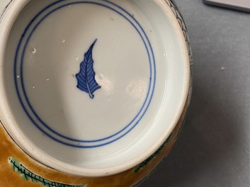Un bol en biscuit &eacute;maill&eacute; vert sur socle en bois, Chine, 19&egrave;me