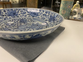 Un plat en porcelaine de Chine en bleu et blanc &agrave; d&eacute;cor d'un rocher, Ming
