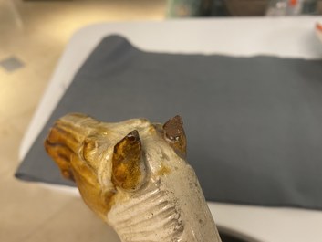 Un mod&egrave;le d'un cheval en terre cuite &agrave; gla&ccedil;ure ambre et beige, Chine, Tang