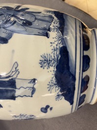 Een Chinese blauw-witte vaas met verhalend decor op houten sokkel, Transitie periode