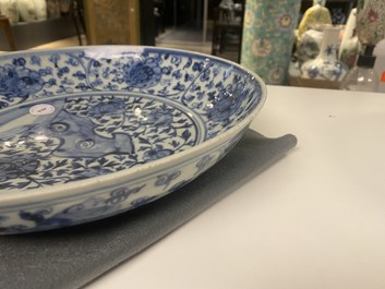 Un plat en porcelaine de Chine en bleu et blanc &agrave; d&eacute;cor d'un rocher, Ming