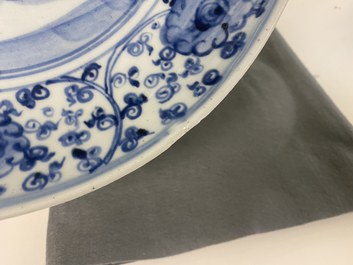 Un plat en porcelaine de Chine en bleu et blanc &agrave; d&eacute;cor d'un rocher, Ming