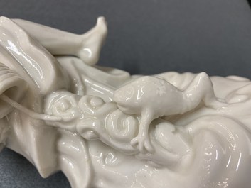 Twee Chinese blanc de Chine figuren van Liu Hai en Guanyin, Kangxi