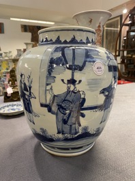 Een Chinese blauw-witte vaas met verhalend decor op houten sokkel, Transitie periode