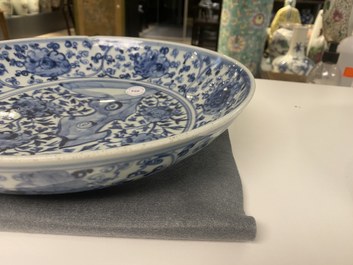 Un plat en porcelaine de Chine en bleu et blanc &agrave; d&eacute;cor d'un rocher, Ming