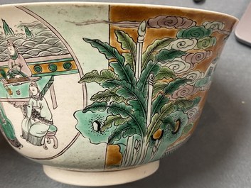 Un bol en biscuit &eacute;maill&eacute; vert sur socle en bois, Chine, 19&egrave;me