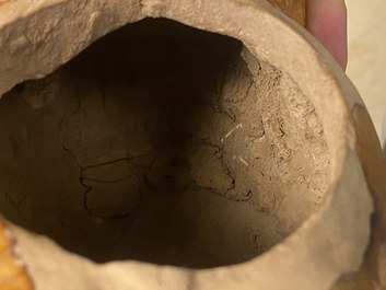 Un mod&egrave;le d'un cheval en terre cuite &agrave; gla&ccedil;ure ambre et beige, Chine, Tang