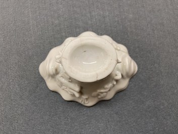 Een Chinese blanc de Chine libation cup en een koraalrode met vergulding, Kangxi en 19e eeuw