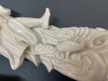 Twee Chinese blanc de Chine figuren van Liu Hai en Guanyin, Kangxi