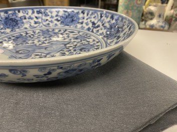 Un plat en porcelaine de Chine en bleu et blanc &agrave; d&eacute;cor d'un rocher, Ming