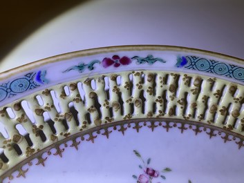 Three Chinese blue and white and famille rose dishes, Kangxi/Yongzheng
