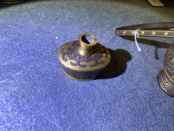 Un vase couvert en fer forg&eacute; partiellement dor&eacute; &agrave; la feuille, Chine, probablement 19&egrave;me