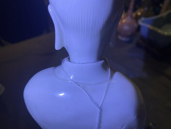 Een Chinese Dehua blanc de Chine figuur van Guanyin, Kangxi/Qianlong