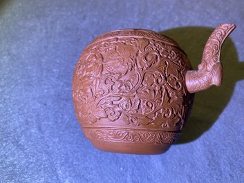 Une th&eacute;i&egrave;re en gr&egrave;s de Yixing &agrave; d&eacute;cor de gar&ccedil;ons parmi des rinceaux de pivoines, Kangxi