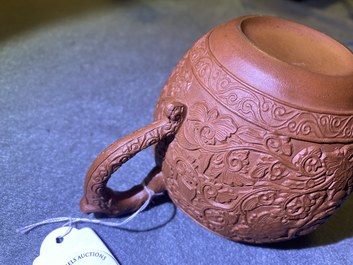 Une th&eacute;i&egrave;re en gr&egrave;s de Yixing &agrave; d&eacute;cor de gar&ccedil;ons parmi des rinceaux de pivoines, Kangxi