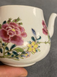 Een paar Chinese famille rose theepotten met floraal decor, Yongzheng