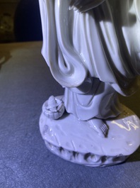 Een Chinese Dehua blanc de Chine figuur van Guanyin, Kangxi/Qianlong