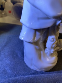 Twee Chinese blanc de Chine figuren van Liu Hai en Guanyin, Kangxi