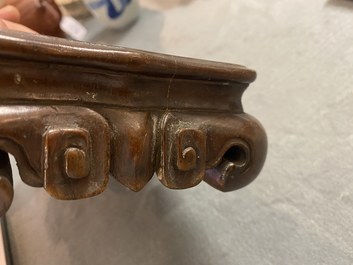 Une jardini&egrave;re en porcelaine de Chine bleu de lavande monochrome sur socle en bois sculpt&eacute;, marque de Yongzheng, R&eacute;publique