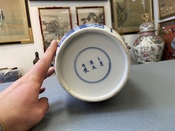 Een Chinese blauw-witte rouleau vaas, Kangxi merk, 19e eeuw