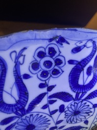 Un grand plat en porcelaine de Chine de type kraak &agrave; d&eacute;cor de figures dans un paysage, Wanli