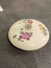 Een paar Chinese famille rose theepotten met floraal decor, Yongzheng