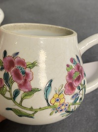 Een paar Chinese famille rose theepotten met floraal decor, Yongzheng