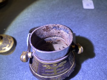Un vase couvert en fer forg&eacute; partiellement dor&eacute; &agrave; la feuille, Chine, probablement 19&egrave;me