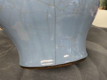 Een Chinese monochrome lavendelblauwe vaas, Qianlong