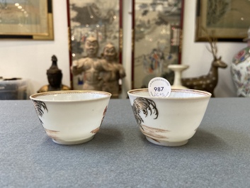 Een paar Chinese grisaille koppen en schotels met een haan en een hen, Yongzheng