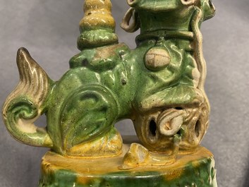 Une paire de porte-encens en forme de lions bouddhistes en biscuit &eacute;maill&eacute; sancai, Ming