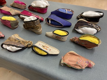 Une collection de 44 paires de chaussures lotus en soie et coton, Chine, Qing et R&eacute;publique