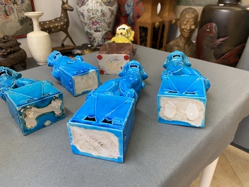 Veertien Chinese monochrome turquoise en famille verte modellen van boeddhistische leeuwen, 19/20e eeuw