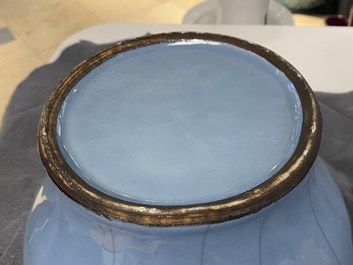 Een Chinese monochrome lavendelblauwe vaas, Qianlong