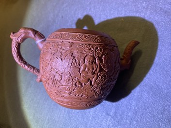 Une th&eacute;i&egrave;re en gr&egrave;s de Yixing &agrave; d&eacute;cor de gar&ccedil;ons parmi des rinceaux de pivoines, Kangxi