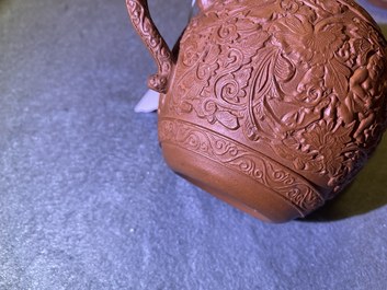 Une th&eacute;i&egrave;re en gr&egrave;s de Yixing &agrave; d&eacute;cor de gar&ccedil;ons parmi des rinceaux de pivoines, Kangxi