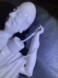 Twee Chinese blanc de Chine figuren van Liu Hai en Guanyin, Kangxi