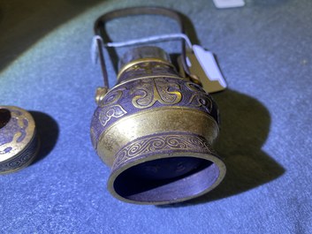 Un vase couvert en fer forg&eacute; partiellement dor&eacute; &agrave; la feuille, Chine, probablement 19&egrave;me