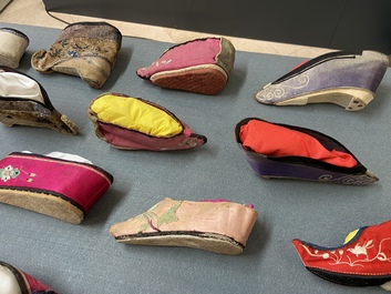 Une collection de 44 paires de chaussures lotus en soie et coton, Chine, Qing et R&eacute;publique