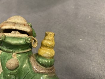 Une paire de porte-encens en forme de lions bouddhistes en biscuit &eacute;maill&eacute; sancai, Ming